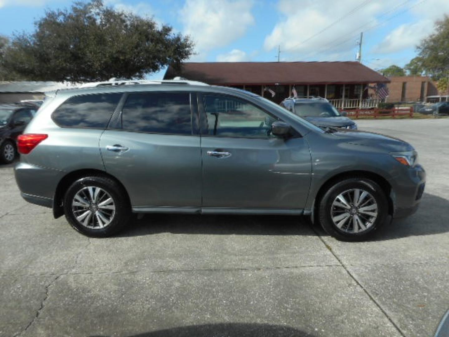 2017 GRAY NISSAN PATHFINDER S; SL; PL (5N1DR2MN9HC) , located at 1200 Cassat Avenue, Jacksonville, FL, 32205, (904) 695-1885, 30.302404, -81.731033 - Photo#4